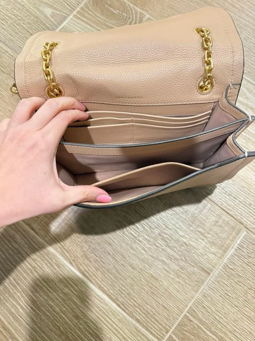 Tory Burch Beige Pebbled Leather Chain Shoulder Bag w/ Gold Logo. Style Carson.